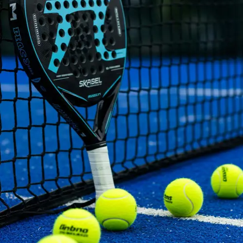 Raquettes de Padel et balles fournis chez MaXperiencePadel